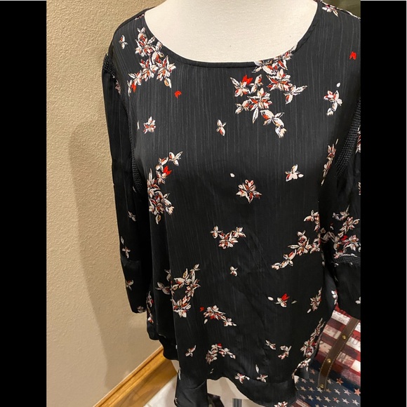 Black blouse with red floral accent size L by Apt 9 - Picture 2 of 9